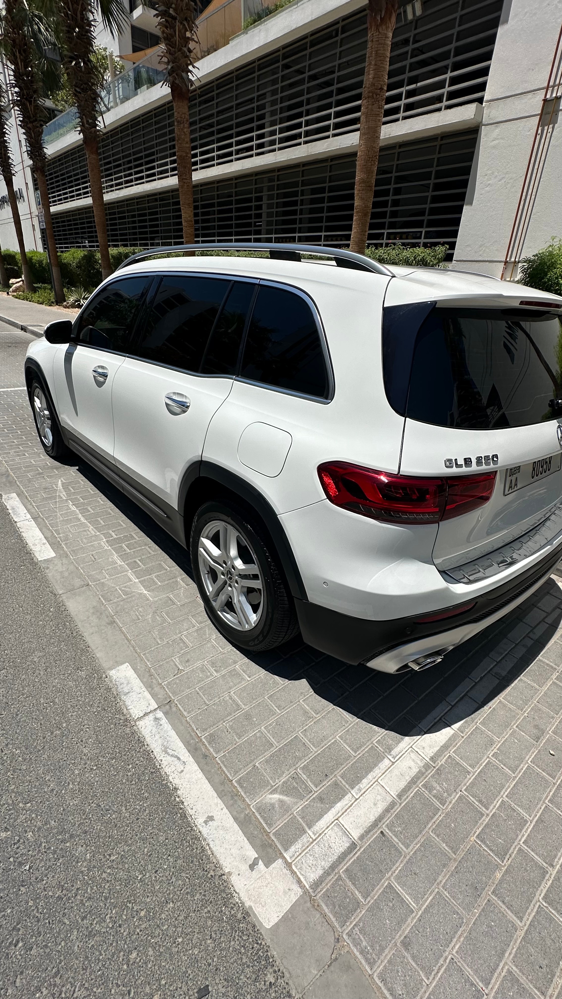 Белый Mercedes Benz GLB 250 4MATIC 2020 год